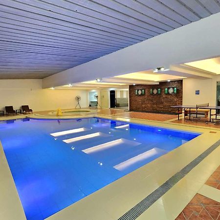 Burgundy Mckinley Place Service Apartment Manila Dış mekan fotoğraf