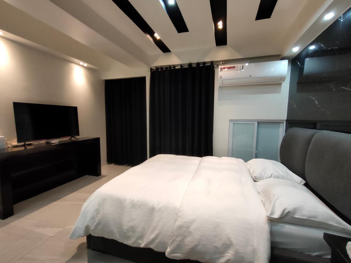 Burgundy Mckinley Place Service Apartment Manila Dış mekan fotoğraf