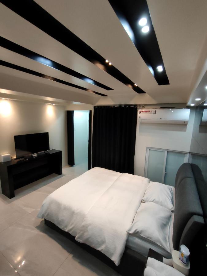 Burgundy Mckinley Place Service Apartment Manila Dış mekan fotoğraf