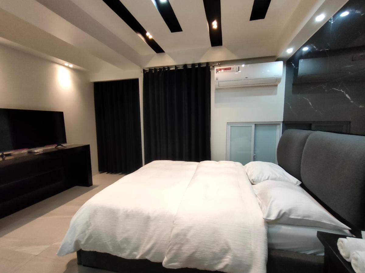 Burgundy Mckinley Place Service Apartment Manila Dış mekan fotoğraf