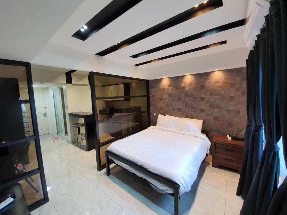 Burgundy Mckinley Place Service Apartment Manila Dış mekan fotoğraf