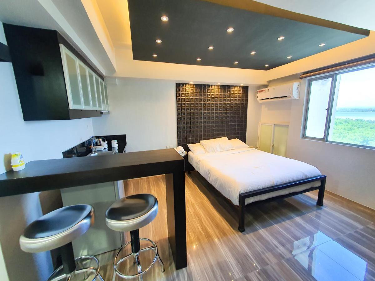 Burgundy Mckinley Place Service Apartment Manila Dış mekan fotoğraf