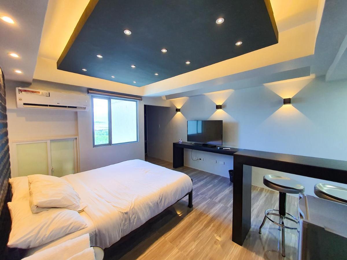 Burgundy Mckinley Place Service Apartment Manila Dış mekan fotoğraf
