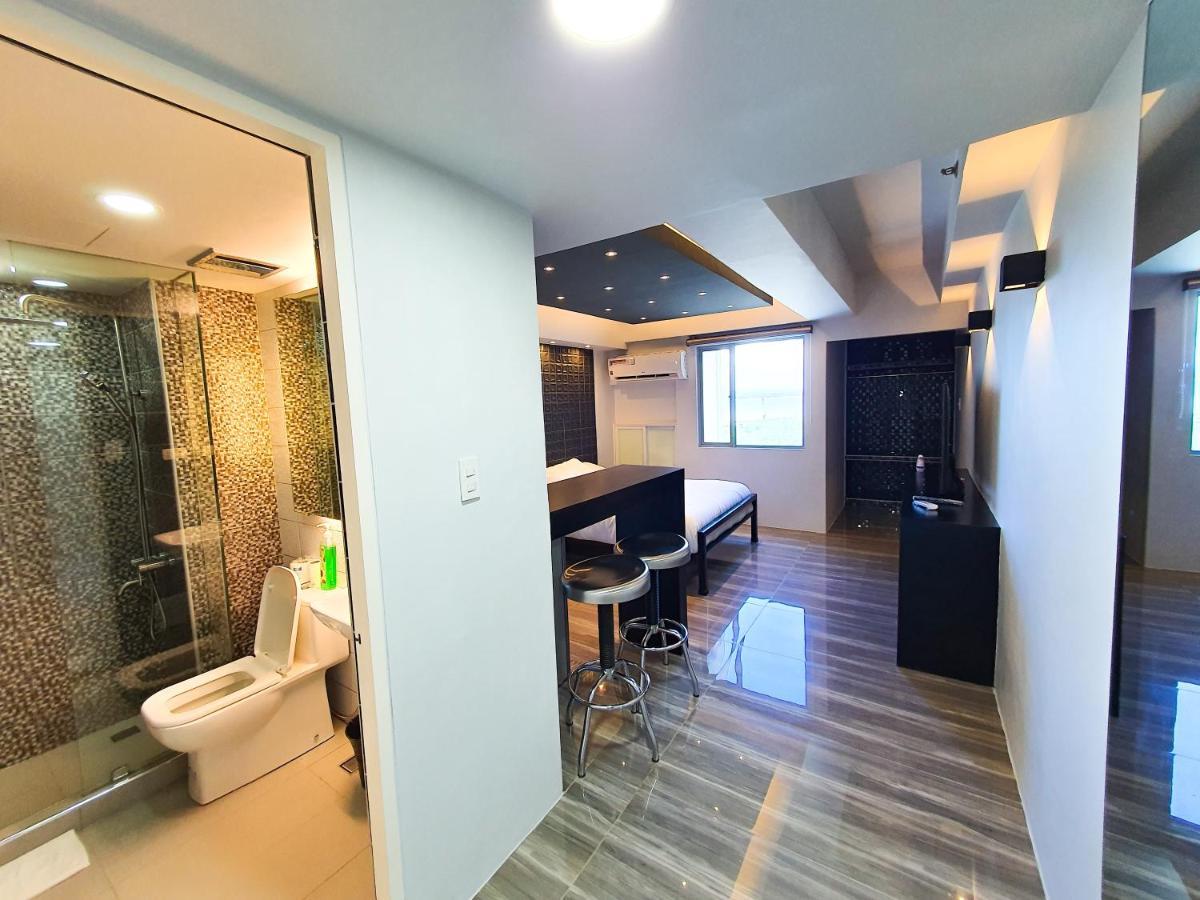Burgundy Mckinley Place Service Apartment Manila Dış mekan fotoğraf