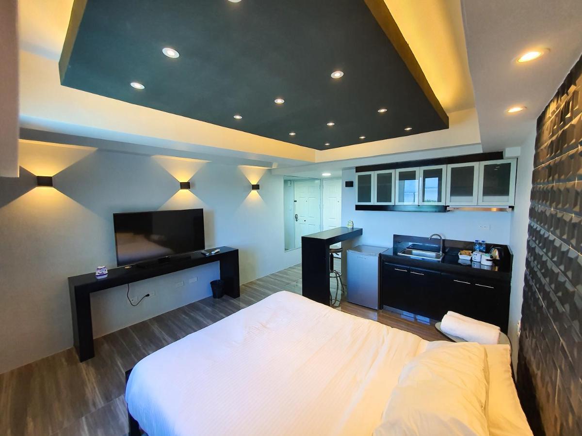 Burgundy Mckinley Place Service Apartment Manila Dış mekan fotoğraf