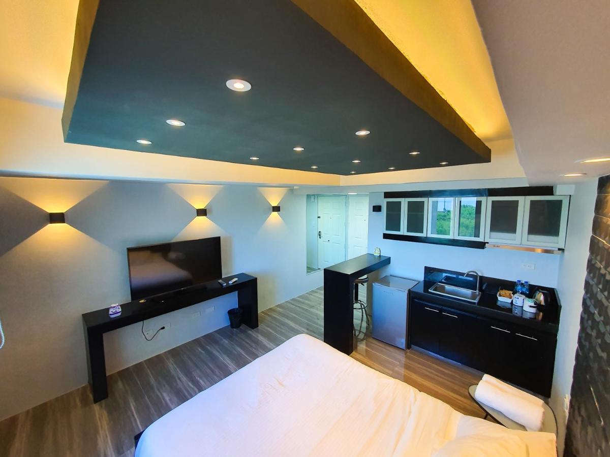 Burgundy Mckinley Place Service Apartment Manila Dış mekan fotoğraf