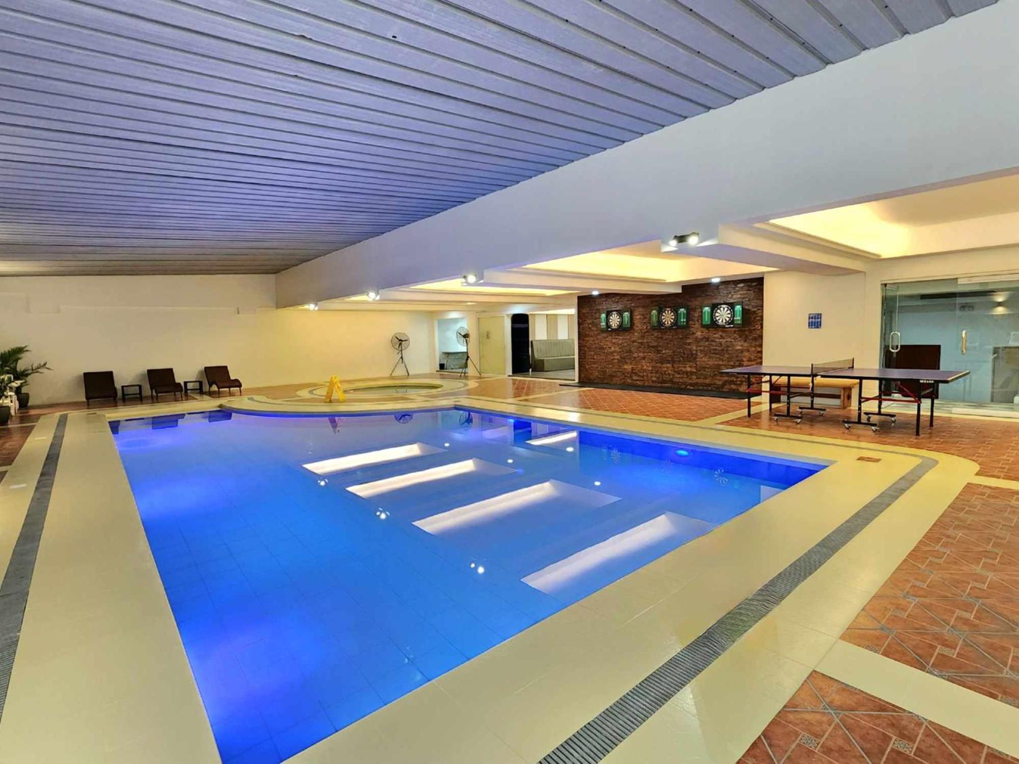 Burgundy Mckinley Place Service Apartment Manila Dış mekan fotoğraf