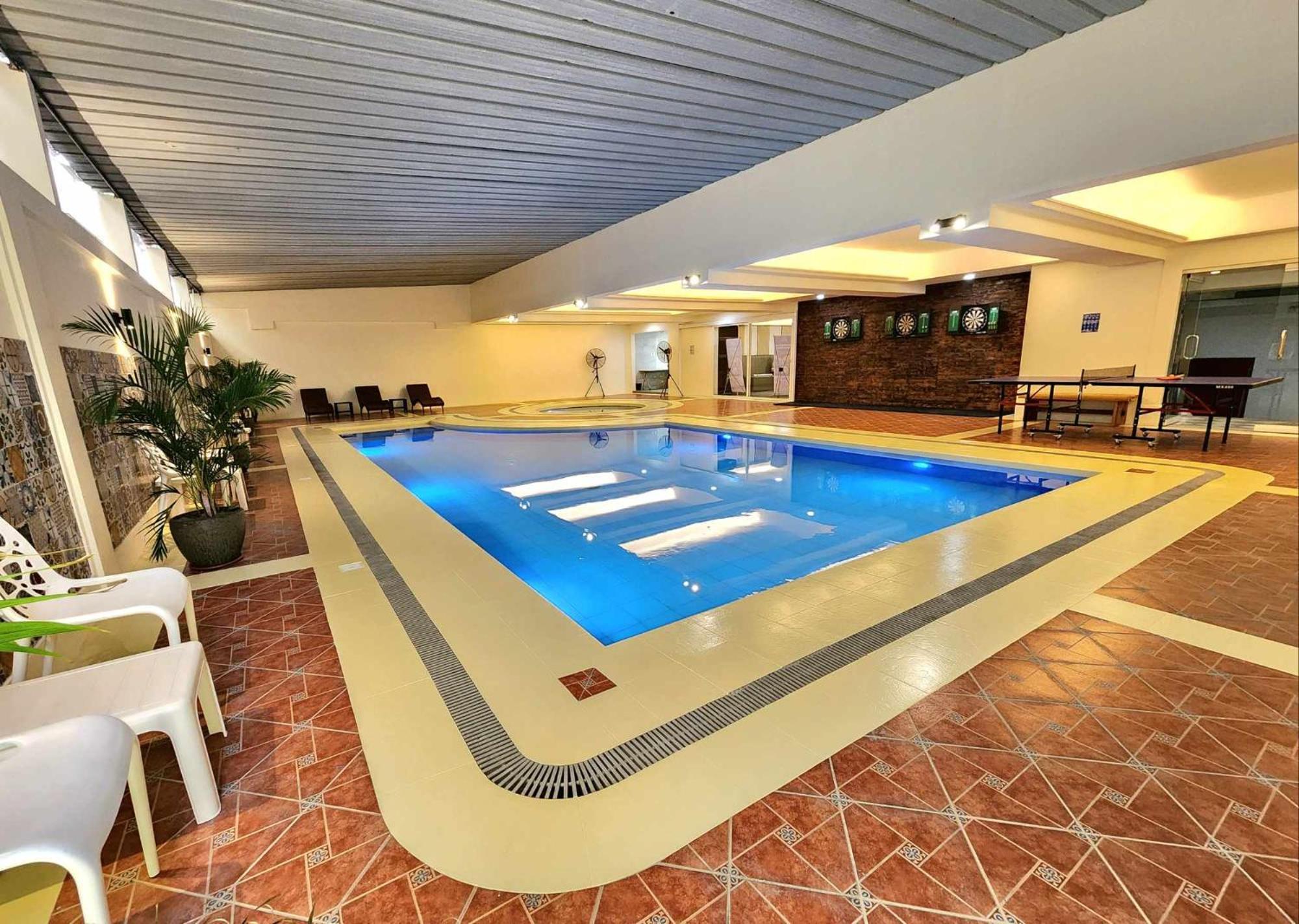 Burgundy Mckinley Place Service Apartment Manila Dış mekan fotoğraf