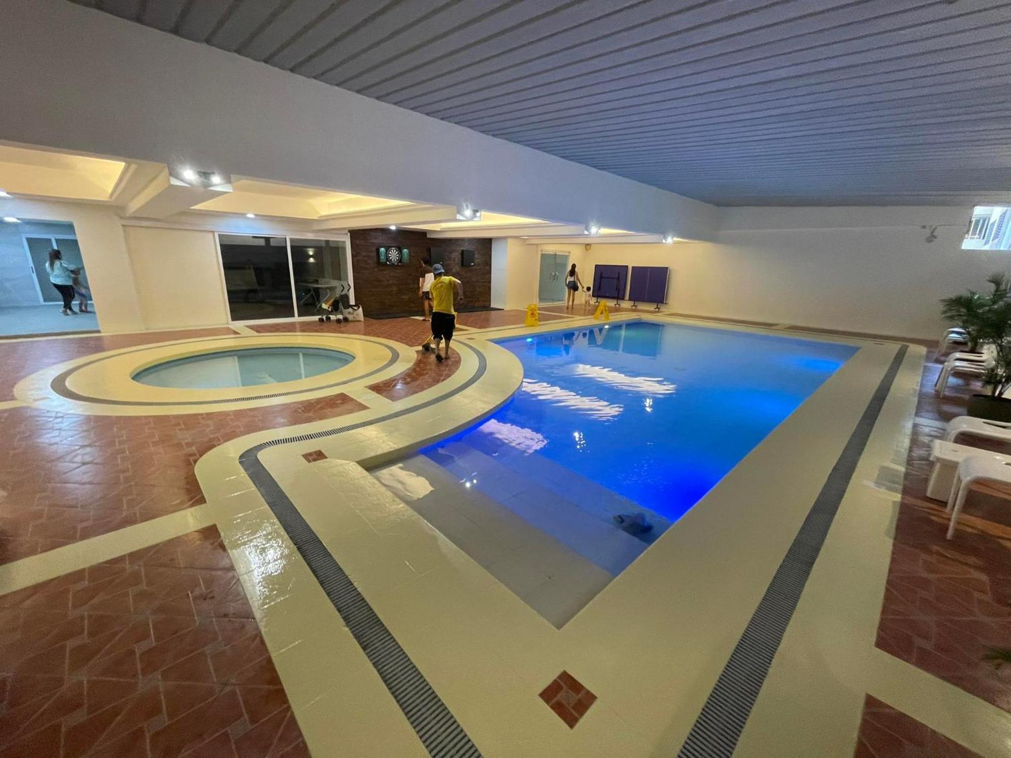 Burgundy Mckinley Place Service Apartment Manila Dış mekan fotoğraf