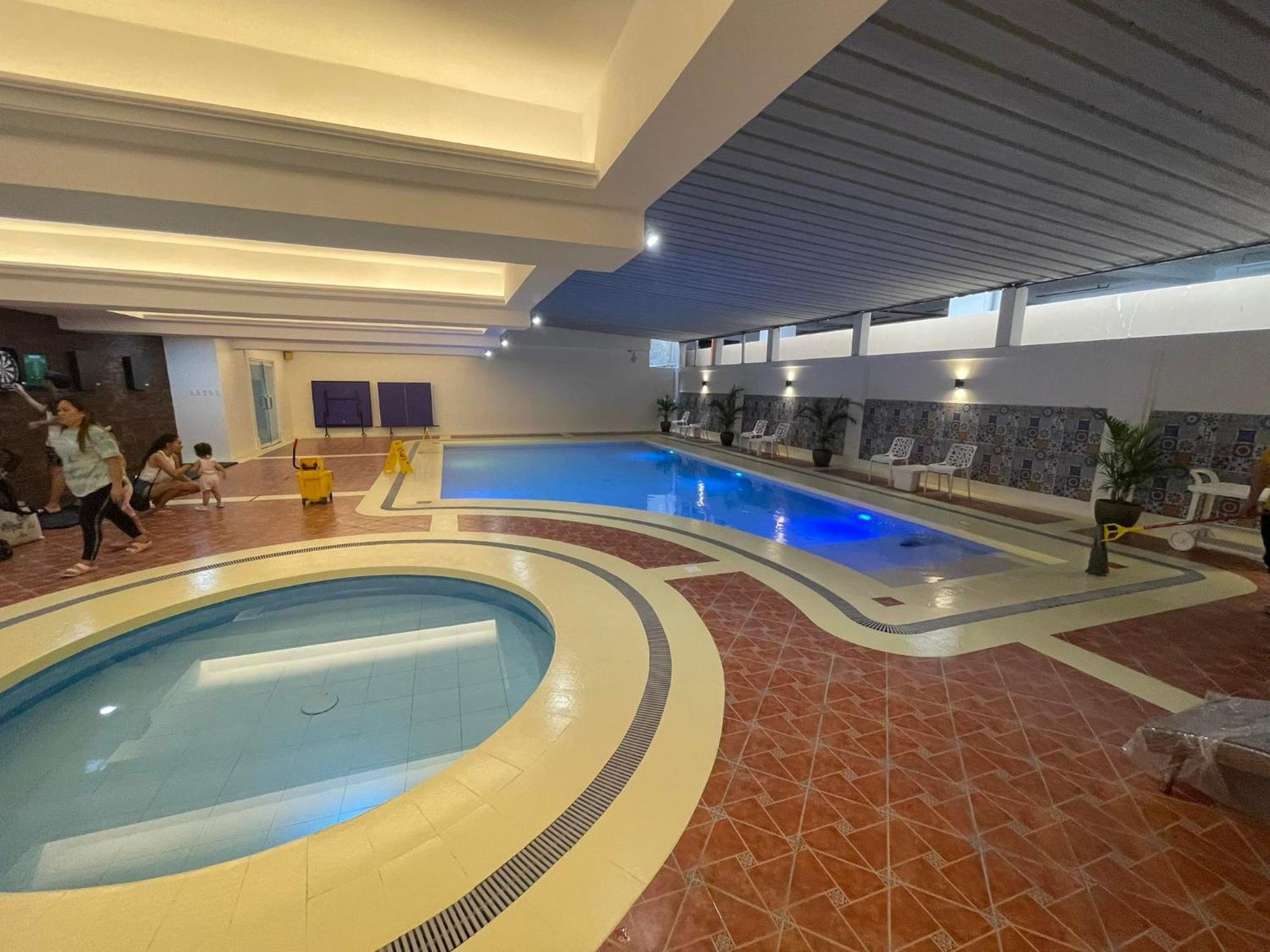 Burgundy Mckinley Place Service Apartment Manila Dış mekan fotoğraf