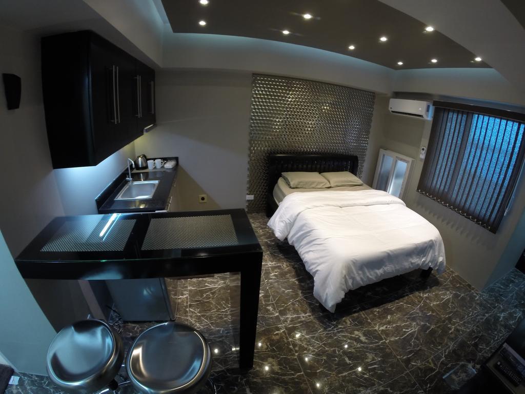 Burgundy Mckinley Place Service Apartment Manila Dış mekan fotoğraf