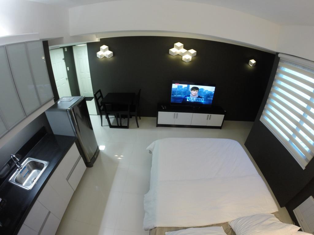 Burgundy Mckinley Place Service Apartment Manila Dış mekan fotoğraf