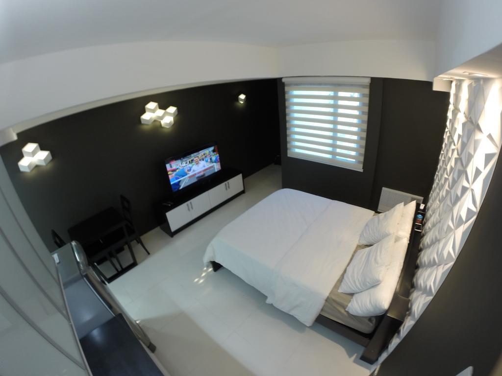 Burgundy Mckinley Place Service Apartment Manila Dış mekan fotoğraf