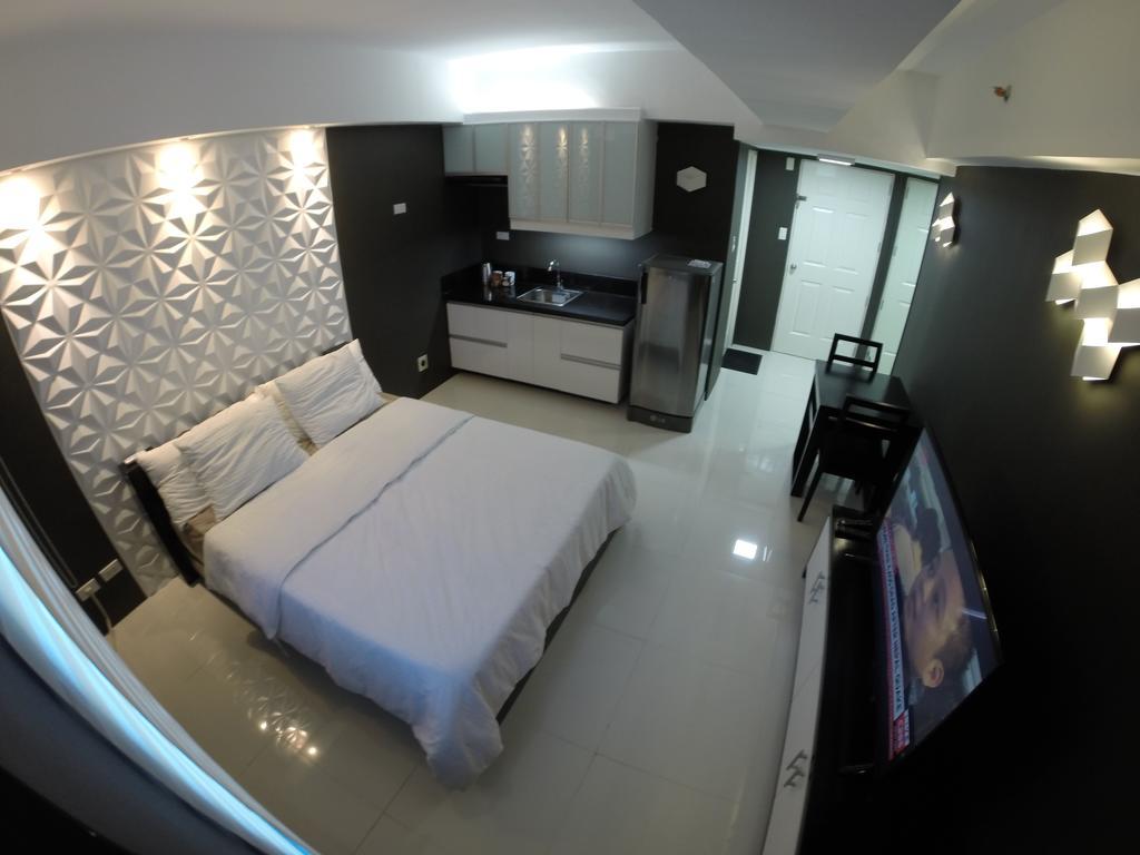 Burgundy Mckinley Place Service Apartment Manila Dış mekan fotoğraf