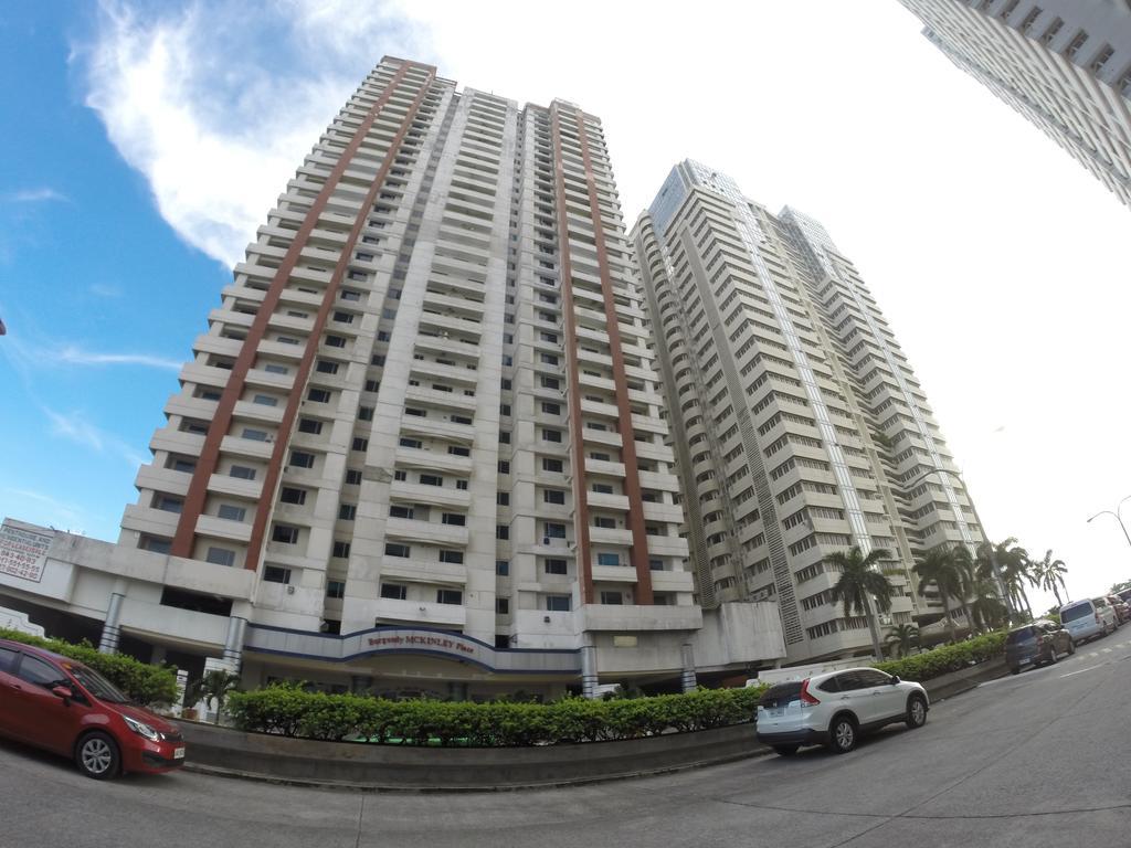 Burgundy Mckinley Place Service Apartment Manila Dış mekan fotoğraf