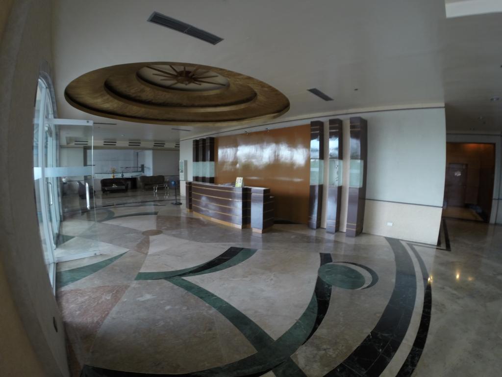 Burgundy Mckinley Place Service Apartment Manila Dış mekan fotoğraf